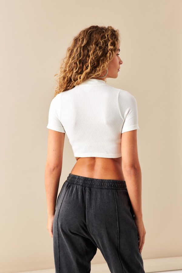 Ekru Dik Yaka Kısa Kollu Seamless Crop Bluz